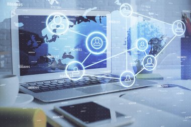 Sosyal ağ hologramıyla birlikte bilgisayar masaüstünde. Çoklu maruz kalma. Uluslararası insan ilişkileri kavramı.