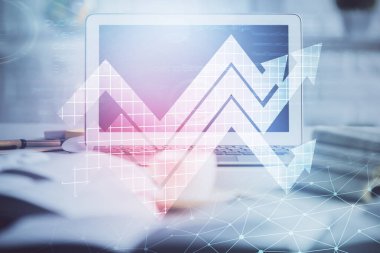 Bilgisayar masaüstünde, okların hologramını gösteriyor. Çifte maruziyet. Başarı kavramı.