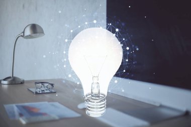 Bilgisayar ofisinde ampul simgesi hologramıyla birlikte. Çifte maruziyet. Fikir kavramı.