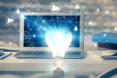 Bilgisayar ofisinde ampul simgesi hologramıyla birlikte. Çoklu maruz kalma. Fikir kavramı.