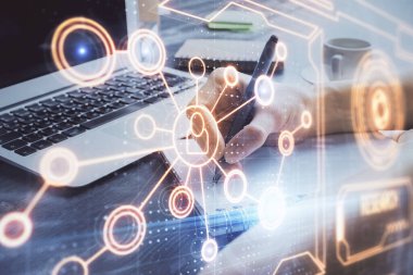 Kadınların el yazısı üzerine sosyal ağ temalı hologram. Uluslararası insanlar birbirine bağlanır. Çift pozlama