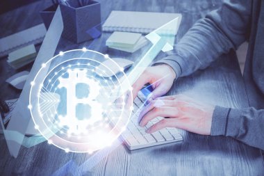 Arka planda bilgisayar üzerinde çalışan bir iş adamıyla engelleme temalı Hud. Kripto zinciri kavramı. Çoklu pozlama.