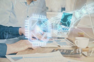 Bilgisayar geçmişi üzerinde çalışan bir adamla teknolojinin hologramına çifte maruz kalma. Büyük veri kavramı.