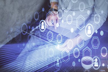 Arka planda bilgisayarla çalışan bir adamın bulunduğu medya ağı temalı hologram. İnternet iletişimi kavramı. Çift pozlama.
