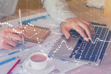 Veri temalı hologramın arka planda bilgisayarla çalışan bir adam tarafından çifte maruz bırakılması. Yenilik kavramı.