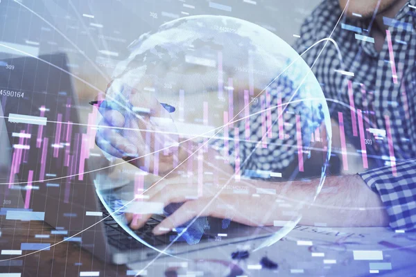 Multi-Exposition von Forex-Graphen mit einem Mann, der am Computer im Hintergrund arbeitet. Konzept der Marktanalyse. — Stockfoto