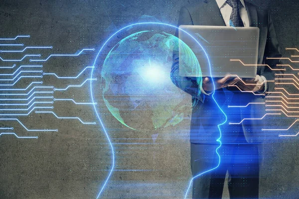 Geschäftsmann mit Computerhintergrund mit Hologramm zum Thema Gehirn. Konzept des Brainstormings. Mehrfachbelichtung. — Stockfoto