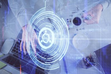 Erkeklerin ellerinin bilgisayar klavyesini ve veri temalı hologram çizimlerini yazarken çift pozlama. Üst Manzara. Teknoloji konsepti.