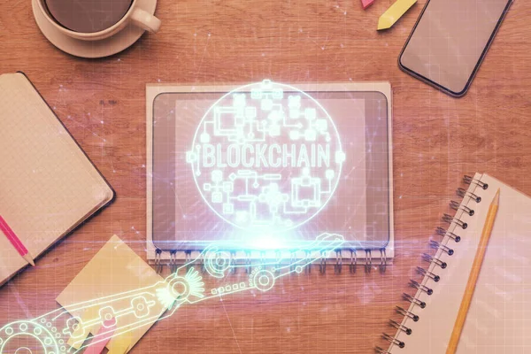 Exposição dobro do holograma do tema do blockchain sobre a tabela com telefone. Vista superior. Conceito de tecnologia criptográfica. — Fotografia de Stock