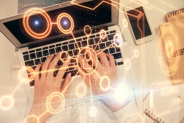 Bilgisayar ve sosyal ağ temalı hologram çizimlerinde çalışan kadın elleri çift pozlama. Üst Manzara. İnsanlar bağlantı konsepti.