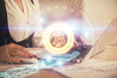 Bilgisayarda ve kripto piyasa temalı hologram çizimlerinde kadın elinin çifte pozu. Engelleme zinciri kavramı.