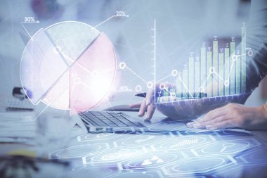 Bilgisayarda ve finansal grafik hologramında yazı yazan kadın ellerine çok maruz kalmış. Borsa analizi kavramı.