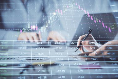 Bilgisayarda ve finansal grafik hologramında yazı yazan kadın ellerine çok maruz kalmış. Borsa analizi kavramı.