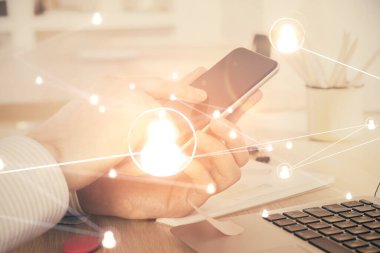 Bir erkeğin elini tutarken ve telefon ve sosyal ağ teması kullanırken çift pozlama.