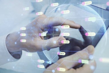 Erkeklerin el ele tutuşmaları ve dijital bir cihaz ve veri temalı çizimler kullanmaları. Yenilik kavramı.