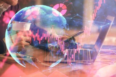 Erkeklerin el ele tutuşup telefon kullanırken ve uluslararası iş teması çizerken çift pozlama.