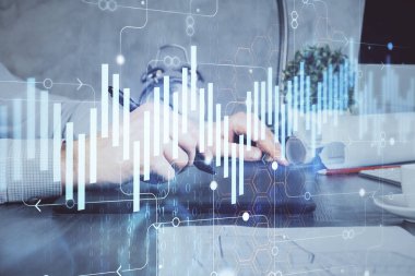 Bir adamın elini tutarken ve bir telefon ve finansal grafik çizimi kullanırken çift pozlama. Analiz kavramı.