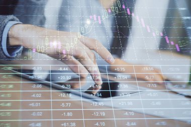 Önx grafik çizimine çifte maruz kalma ve kadın ve erkeğin birlikte çalışarak mobil bir cihaz kullanması. Ticaret konsepti.