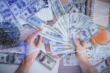 Finansal grafiğe çoklu pozlama hologram, Amerikan dolarları ve insan eli. Analiz kavramı.
