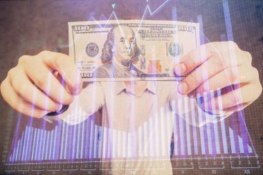 Forx grafiği, hologram, Amerikan dolarları ve insan eli çizimleri. Teknik Analiz kavramı.