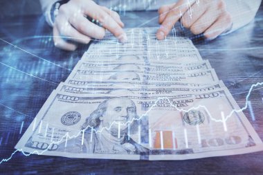 Forx grafiği, hologram, Amerikan dolarları ve insan eli çizimleri. Teknik Analiz kavramı.