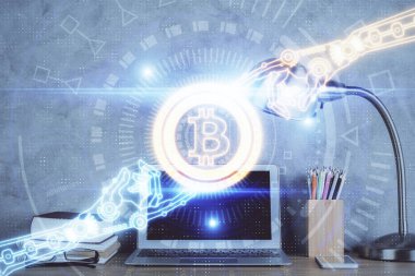 Engelleme zinciri ve kripto ekonomi temalı hologram ve bilgisayar geçmişi olan bir masa. Bitcoin kripto para kavramı.
