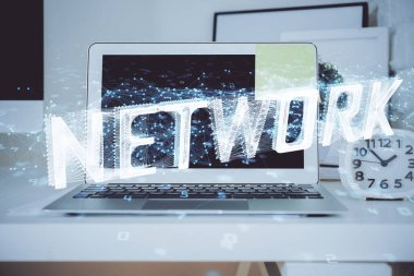 Teknoloji temalı çizim ve bilgisayarla çalışma alanı. Çifte maruziyet. Yenilik kavramı.