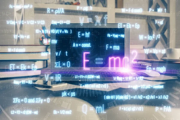 Computadora de escritorio de fondo y fórmula holograma de escritura. Doble exposición. Concepto educativo. —  Fotos de Stock