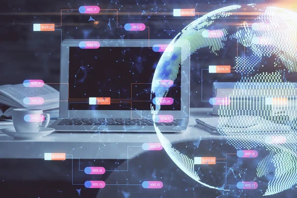 コンピュータと世界地図ホログラムとテーブルのマルチ露出。国際データネットワークの概念. — ストック写真