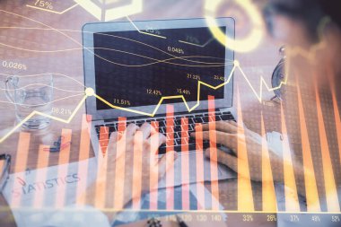 Arka planda bilgisayar üzerinde çalışan bir adamla birlikte çok sayıda piyasa haritasına maruz kaldık. Mali analiz kavramı.