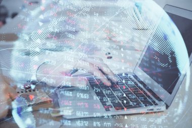 Arka planda dizüstü bilgisayarda çalışan iş adamlarının çoklu pozları. Uluslararası iş hologramı önde. Başarı kavramı.