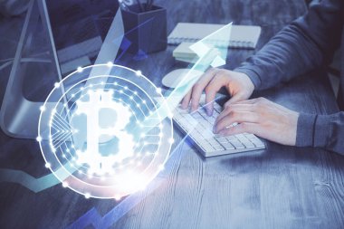 Arka planda bilgisayar üzerinde çalışan bir iş adamıyla engelleme temalı Hud. Kripto zinciri kavramı. Çoklu pozlama.