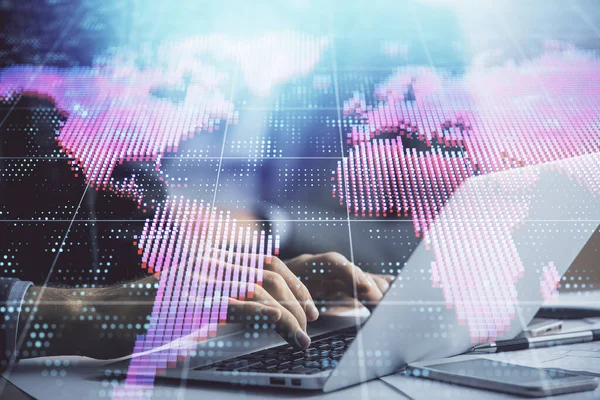 Multi exposición de hombre de negocios que trabaja en el ordenador portátil en segundo plano. Holograma de negocios internacionales al frente. Concepto de éxito . —  Fotos de Stock