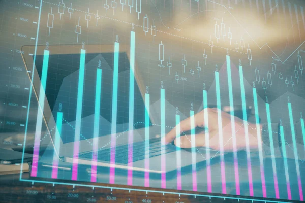 Πολλαπλή έκθεση των χρηματιστηριακών γραφημάτων με τον άνθρωπο που εργάζεται σε φορητό υπολογιστή στο παρασκήνιο. Έννοια της χρηματοοικονομικής ανάλυσης. — Φωτογραφία Αρχείου