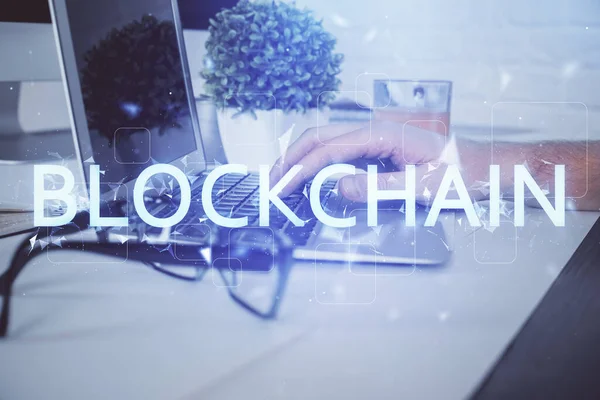 Crypto valuta thema hologram met zakenman werken op de computer op de achtergrond. Concept van blockchain. Meervoudige blootstelling. — Stockfoto