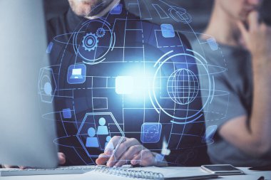 Arka planda bilgisayarla çalışan bir adamın bulunduğu medya ağı temalı hologram. İnternet iletişimi kavramı. Çift pozlama.