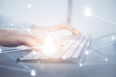 Arka planda bilgisayarla çalışan bir adamın bulunduğu medya ağı temalı hologram. İnternet iletişimi kavramı. Çift pozlama.