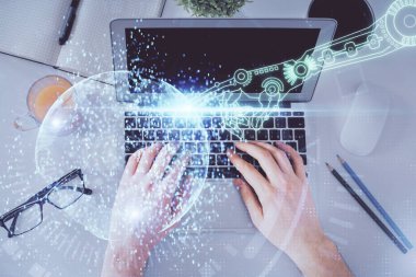 Erkeklerin ellerinin bilgisayar klavyesini ve veri temalı hologram çizimini yazarken çoklu pozlama. Üst Manzara. Teknoloji konsepti.