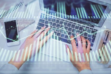 Bilgisayar ve veri temalı hologram çizimlerinde çalışan kadın elleri çift pozlama. Üst Manzara. Teknoloji konsepti.