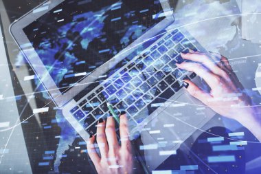 Bilgisayar ve veri temalı hologram çizimlerinde çalışan kadın elleri çift pozlama. Üst Manzara. Teknoloji konsepti.