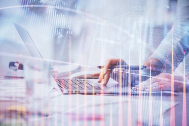 Bilgisayarda ve ön x grafik hologram çiziminde kadın eli yazarken çift pozlama. Borsa yatırım kavramı.