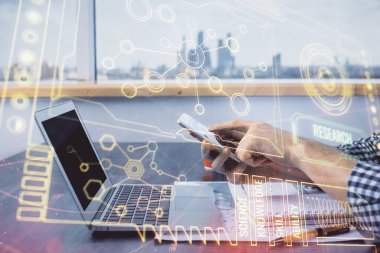 Erkeklerin el ele tutuşup dijital bir cihaz ve veri temalı hologram çizimi kullanırken çift pozlama. Teknoloji konsepti.