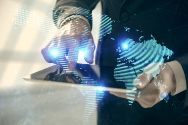 Bir erkeğin elini tutarken ve telefon ve sosyal ağ teması kullanırken çift pozlama.