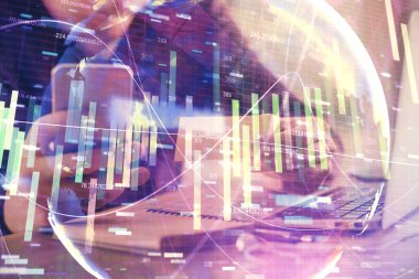 Erkeklerin el ele tutuşup telefon kullanırken ve uluslararası iş teması çizerken çift pozlama.