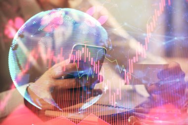 Erkeklerin el ele tutuşup telefon kullanırken ve uluslararası iş teması çizerken çift pozlama.