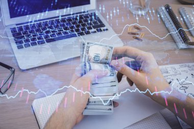 Finansal grafiğe çoklu pozlama hologram, Amerikan dolarları ve insan eli. Analiz kavramı.