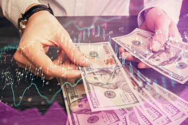 Finansal grafiğe çoklu pozlama hologram, Amerikan dolarları ve insan eli. Analiz kavramı.