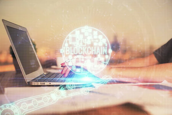Doppelbelichtung weiblicher Hände beim Tippen auf Computern und Krypto-Markt Thema Hologrammzeichnung. Blockchain-Konzept. — Stockfoto