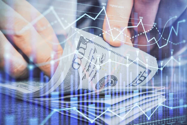 Multi esposizione del grafico del forex che disegna l'ologramma e le fatture e le mani dei dollari degli Stati Uniti. Concetto analisi tecnica. — Foto Stock