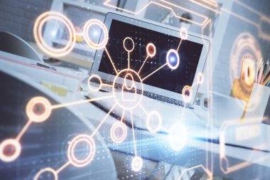 Sosyal ağ hologramıyla birlikte bilgisayar masaüstünde. Çifte maruziyet. Uluslararası insan ilişkileri kavramı.